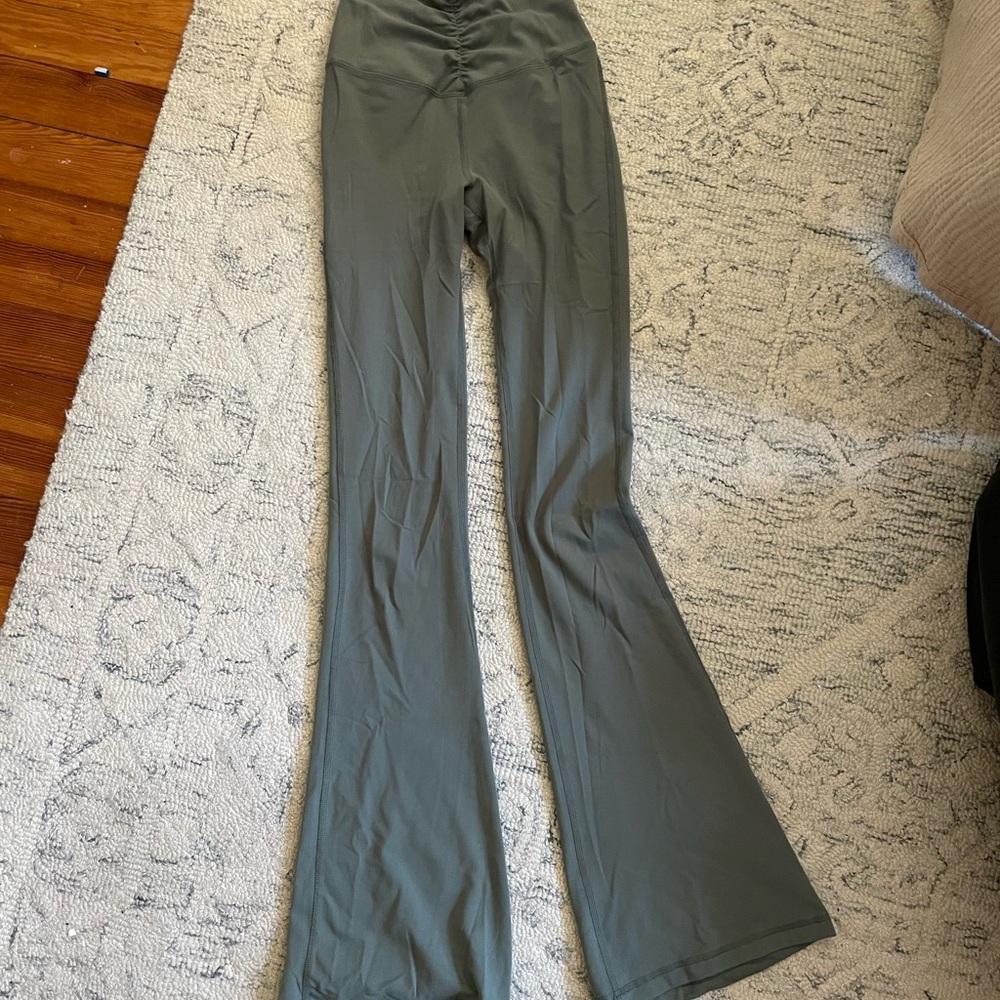 Yogalicious High-Waisted Leggings in Sage